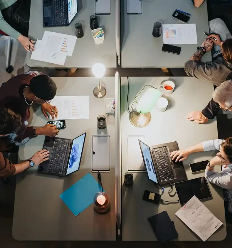 Auditor de INTERCERT entregando certificación ISO a una empresa