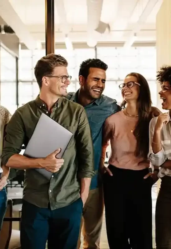 Equipo de trabajo colaborando en el proceso de certificación ISO con confianza y profesionalismo