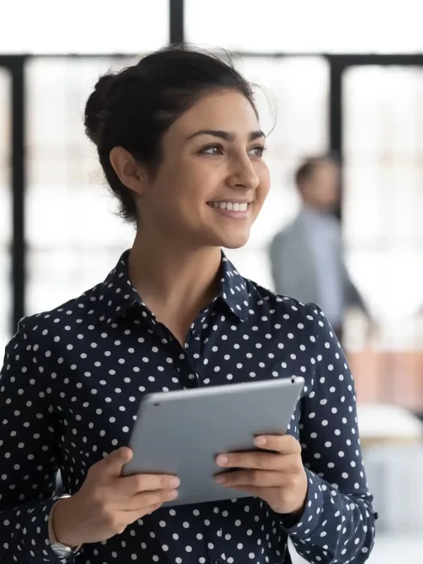 Profesional en oficina confiando en la certificación ISO para mejorar la calidad empresarial